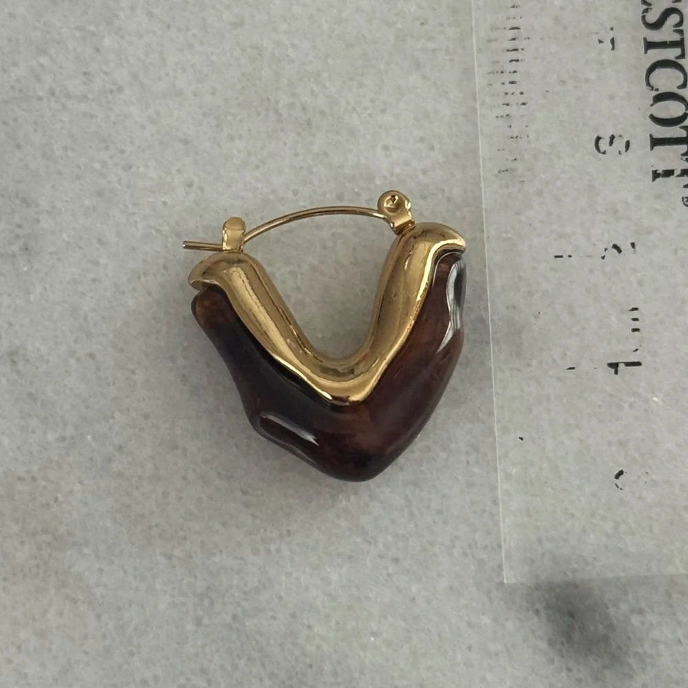 Gold Brown Turtle Resin Vintage Style Triangle Geometric Hoop Earrings - Picture 3 of 5